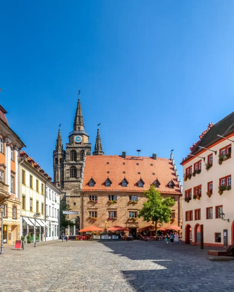 Marktplatz in Ansbach mit barocken Gebäuden und ruhiger Altstadtatmosphäre bei Tageslicht