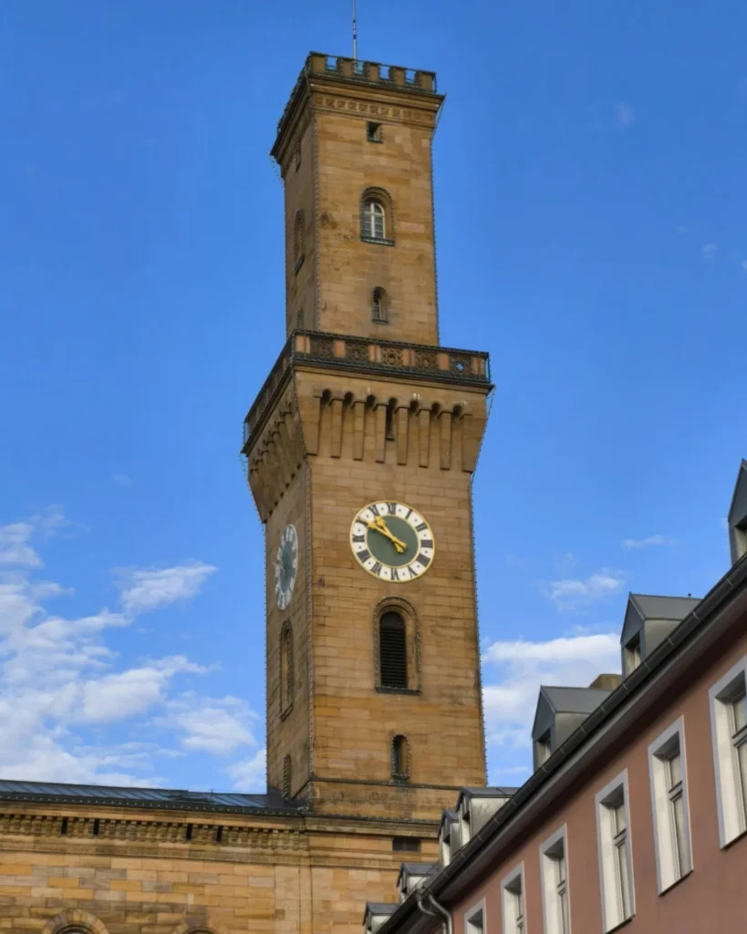 Rathaus Fürth mit Uhrturm, gesehen durch eine Altstadtstraße zwischen historischen Gebäuden