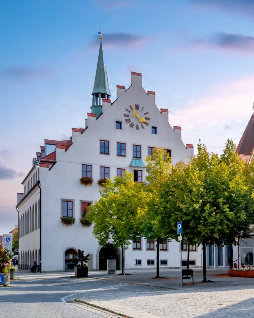 Innenstadt von Neumarkt in der Oberpfalz mit bunten Häusern und belebtem Marktplatz