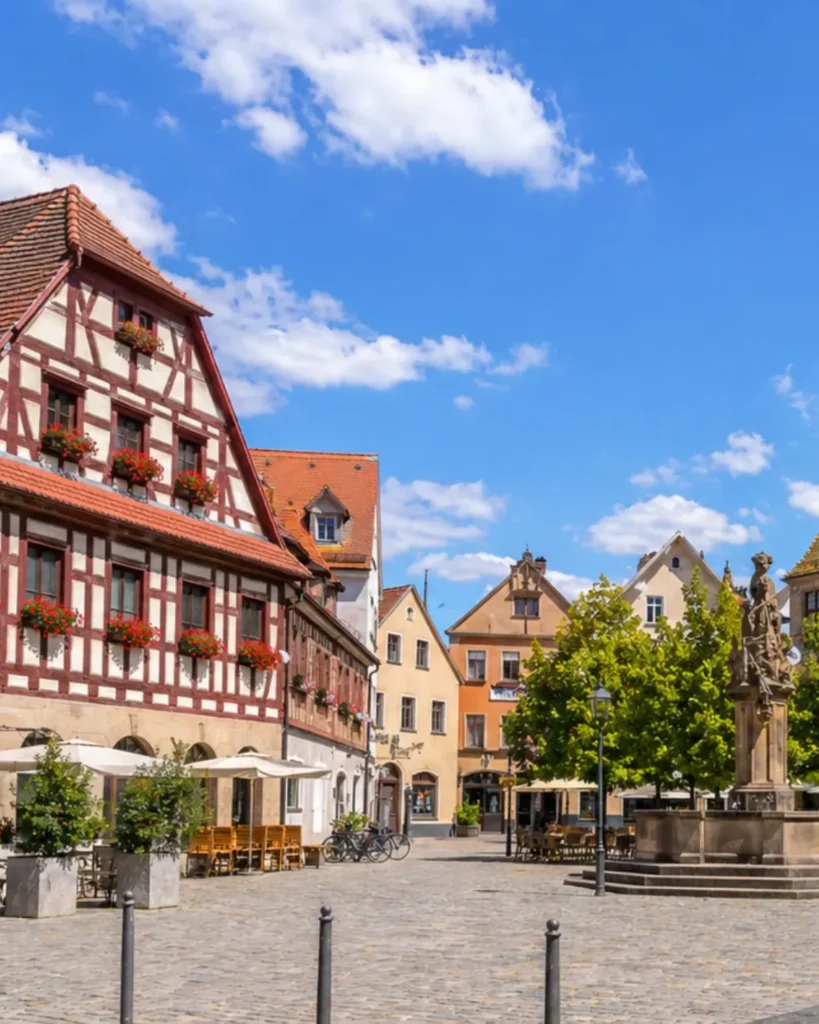 Marktplatz in Schwabach mit Fachwerkhäusern, Brunnen und historischer Altstadtarchitektur